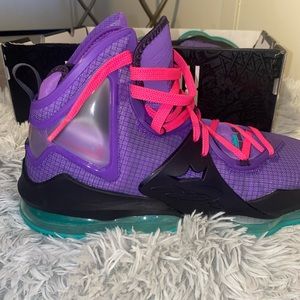 Lebron 19 EP “Wild Berry” Size 11.5